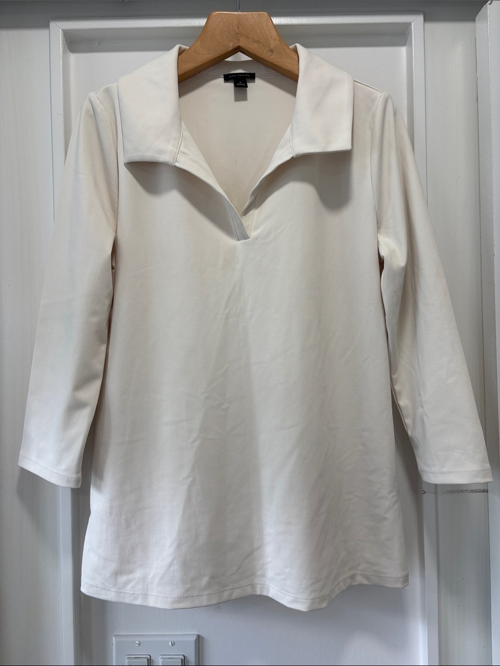 Ann Taylor Ivory White V-Neck Collared 3/4 Sleeve Knit Top Size Medium